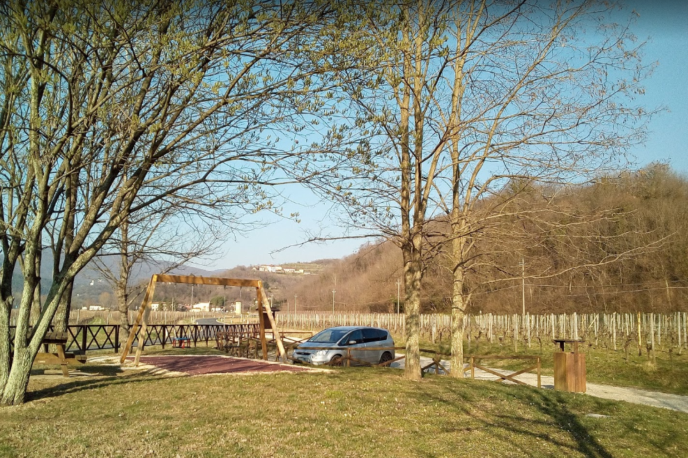 Copertina per Turismo green e area barbecue, Dolegna del Collio scommette sul suo parco giochi